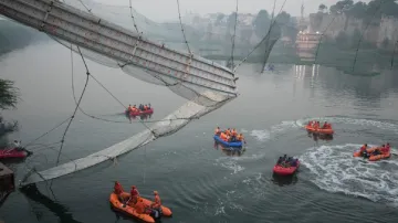 मोरबी पुल हादसे के बाद राहत कार्य जारी- India TV Hindi