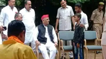 Akhilesh Yadav meets Mulayam Singh's little supporter - India TV Hindi