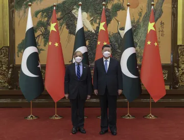 चीनी राष्ट्रपति शी जिनपिंग के साथ पाकिस्तान के पीएम शहबाज शरीफ- India TV Hindi