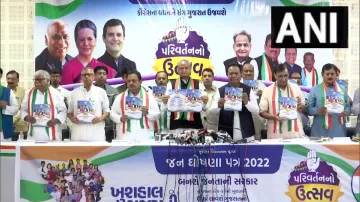 अशोक गहलोत की मौजूदगी में कांग्रेस ने शनिवार को अहमदाबाद में अपना मेनिफेस्टो जारी किया।- India TV Hindi