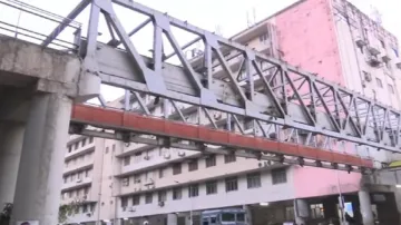 Maharashtra: रेलवे स्टेशन पर फुटओवर ब्रिज का एक हिस्सा गिरा- India TV Hindi