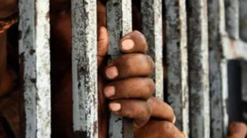 शाहजहांपुर जिला जेल में कैदी कर रहे पढ़ाई- India TV Hindi