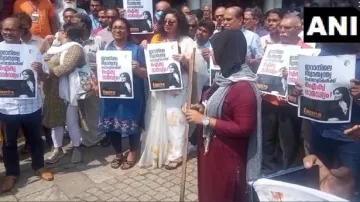 हिजाब को लेकर विरोध प्रदर्शन- India TV Hindi