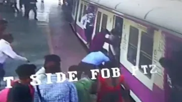  चलती ट्रेन से एक महिला और उसका बच्चा गिर गया- India TV Hindi