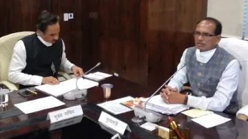 मुख्यमंत्री शिवराज सिंह के साथ प्रदेश के मुख्य सचिव इकबाल सिंह बैंस - India TV Hindi