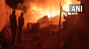 कबाड़ के गोदाम और कुछ झुग्गियों में भीषण आग लगी थी।- India TV Hindi