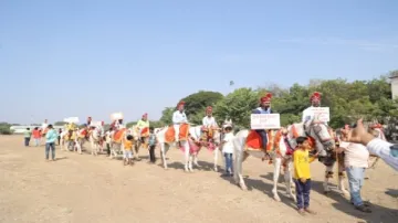 घोड़ों पर सवार होकर 50 दूल्हों ने एक साथ निकाली बरात।- India TV Hindi