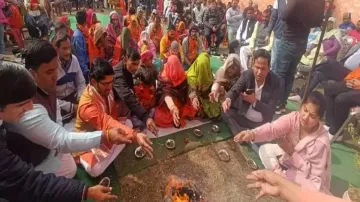 खुर्जा में 20 परिवारों ने अलग-अलग धर्म को त्याग कर फिर से हिंदू धर्म अपनाया।- India TV Hindi