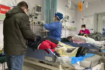 कोरोना मरीजों का इलाज करते डॉक्टर (प्रतीकात्मक)- India TV Hindi