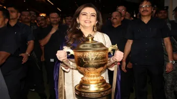 Nita Ambani holding the IPL Trophy at Antilia after Mumbai...- India TV Hindi