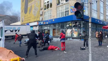 रूसी हमले में के बाद खेरसोन में सड़क पर पड़े लोग- India TV Hindi