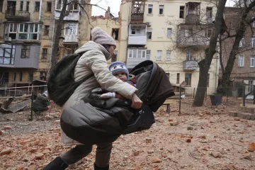 यूक्रेन युद्ध क्षेत्र में अपने बच्चे की जान बचाने को सुरक्षित स्थान की ओर जाती महिला (फाइल)- India TV Hindi