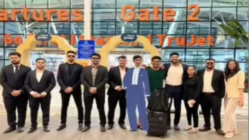 एयरपोर्ट पर मिले दोस्त- India TV Hindi