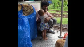 mumbai local train viral video- India TV Hindi