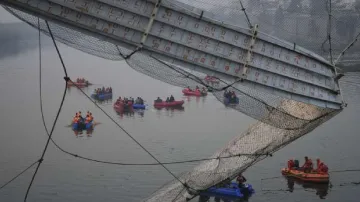 मोरबी पुल हादसे में गई थी 135 लोगों की जान- India TV Hindi