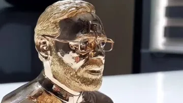 प्रधानमंत्री नरेंद्र मोदी की सोने की मूर्ति- India TV Hindi
