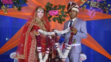 स्वीडिश महिला ने भारतीय से की शादी- India TV Hindi