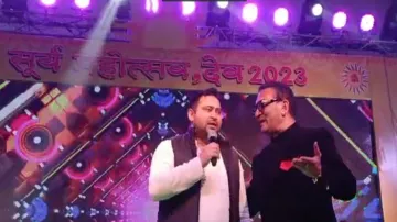  जब तेजस्वी यादव ने गायक अभिजीत के साथ स्टेज पर गाए रोमांटिक फिल्मी गाने- India TV Hindi