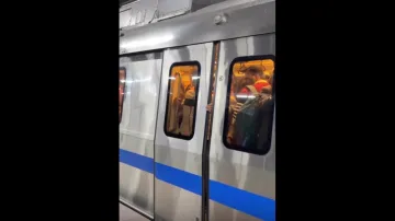 delhi metro viral video- India TV Hindi