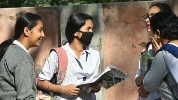 दिल्ली सरकार ने एक्सट्रा क्लास को लेकर जारी की नोटिस- India TV Hindi