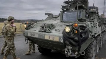 यूक्रेन को भेजे जाने वाले अमेरिकी लड़ाकू वाहन- India TV Hindi