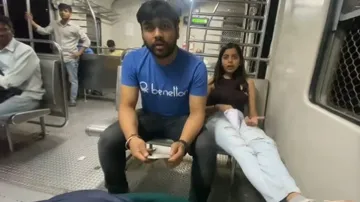 Mumbai local train viral images- India TV Hindi