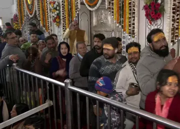 महाशिवरात्रि पर मंदिरों में दर्शन के लिए उमड़े श्रद्धालु- India TV Hindi