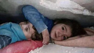 तुर्की में आए भूकंप में मलबे के नीचे दबी 7 वर्ष की मासूम बच्ची और उसका छोटा भाई (फाइल)- India TV Hindi