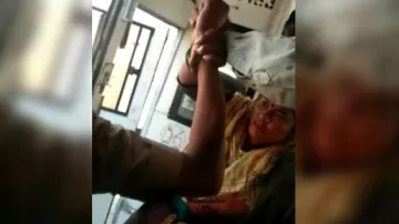 woman thrashed condustor- India TV Hindi