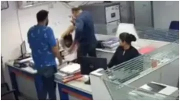 Viral Video bank of india Two customers thrashed the employee- India TV Hindi