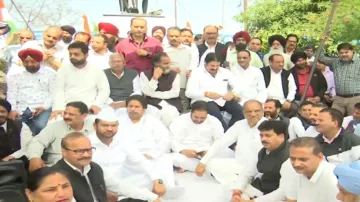 गुजरात विधानसभा से निलंबित हुए कांग्रेस के 16 विधायक- India TV Hindi