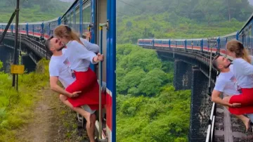 viral train kiss video- India TV Hindi
