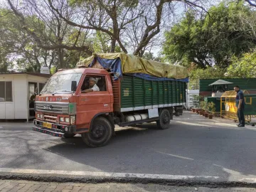 Congress Leader Rahul Gandhi vacated the government bungalow took the goods in a truck, watch video- India TV Hindi