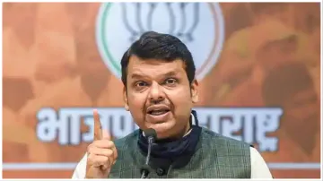 BJP took out Veer Savarkar Gaurav Yatra in Mumbai Devendra Fadnavis remark on rahul gandhi- India TV Hindi