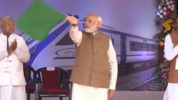 भोपाल-दिल्ली वंदे भारत ट्रेन को हरी झंडी दिखाकर रवाना करते प्रधानमंत्री नरेंद्र मोदी- India TV Hindi