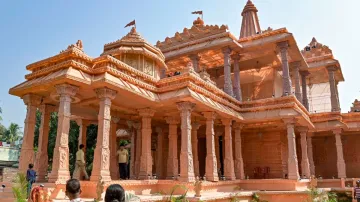 नादिया जिले में अयोध्या में राम मंदिर की प्रतिकृति रास मंडप का दौरा करते लोग- India TV Hindi