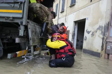 इटली की सेना बारिश में फंसे लोगों को रेस्क्यू करते हुए- India TV Hindi