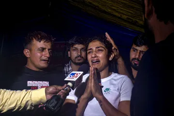 Jantar Mantar Wrestler Protest Vinesh Phogat crying infront of media said Did we win medals for this- India TV Hindi