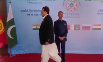 एससीओ के मंच पर एक दूसरे का दूर से औपचारिक अभिवादन करने के बाद भारत और पाकिस्तान के विदेश मंत्री- India TV Hindi