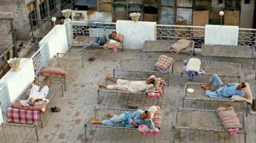 sleeping_on_terrace- India TV Hindi