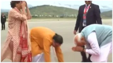 man touched feet of PM Narendra Modi at the airport Prime Minister gave such a reaction- India TV Hindi
