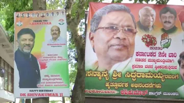 कर्नाटक में सिद्धारमैय्या और डी.के. शिवकुमार के घर के बाहर लगे पोस्टर- India TV Hindi
