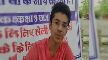 होली डे होमवर्क के खिलाफ विरोध प्रदर्शन करता KV 9वीं का छात्र प्रांजल- India TV Hindi