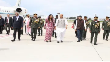हिंद महासागर में चीन से निपटने की नई रणनीति, रक्षामंत्री राजनाथ सिंह पहुंचे मालदीव, देंगे खास उपहार- India TV Hindi