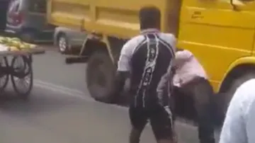 दिव्यांग ठेले वाले की पिटाई करता हुआ युवक। - India TV Hindi