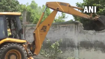 UP mafia house semolish by bulldozer- India TV Hindi