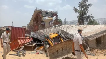 portion of flyover under construction collapses- India TV Hindi