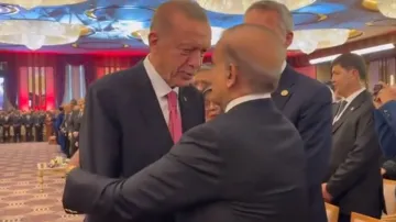 शहबाज शरीफ को भारी पड़ी पीएम मोदी की नकल, गले मिलने गए तो तुर्की के राष्ट्रपति ने बताई हैसियत- India TV Hindi