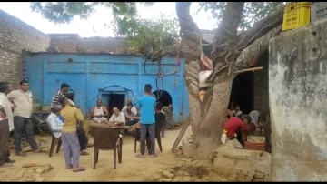 साडुपुर गांव में पीड़ित परिवार- India TV Hindi