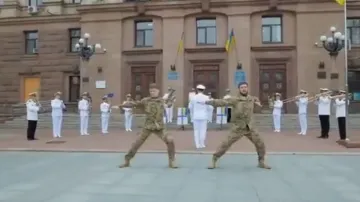 जंग से घिरे यूक्रेन के सैनिक कर रहे 'नाटू नाटू'- India TV Hindi